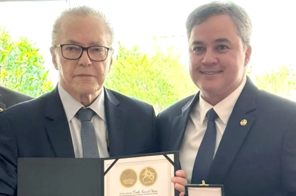 Foto Arquivo: Fecomércio-PB homenageia, em Brasília, senador Efraim Filho com Medalha Mérito Comercial Corálio Oliveira