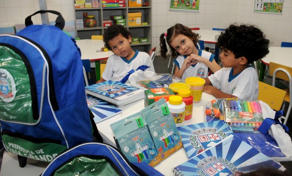 Prefeitura de Praia Grande inicia entrega de uniformes, materiais escolares e mochilas