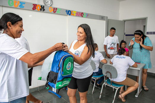 Famílias de alunos de Praia Grande recebem uniformes, materiais escolares e mochilas