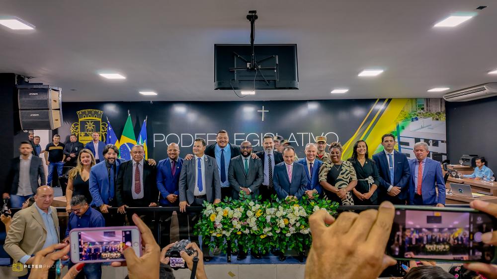 Nova mesa diretora toma posse em sessão solene