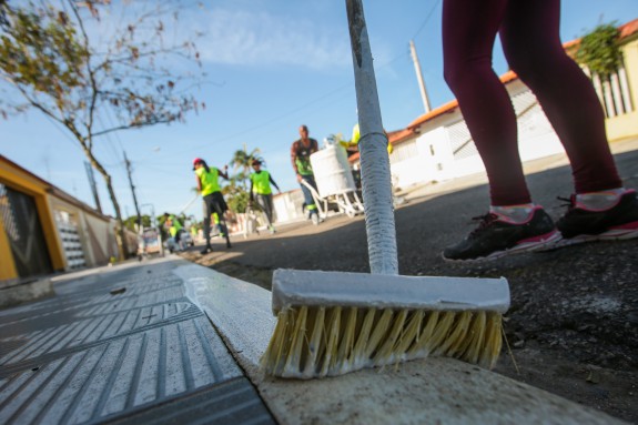 Bairro Canto do Forte recebe mutirão de limpeza e zeladoria
