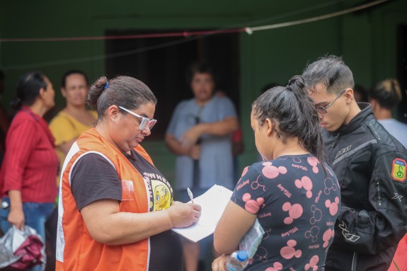 Prefeitura de Praia Grande cadastra famílias atingidas por fortes chuvas no Jardim Alice