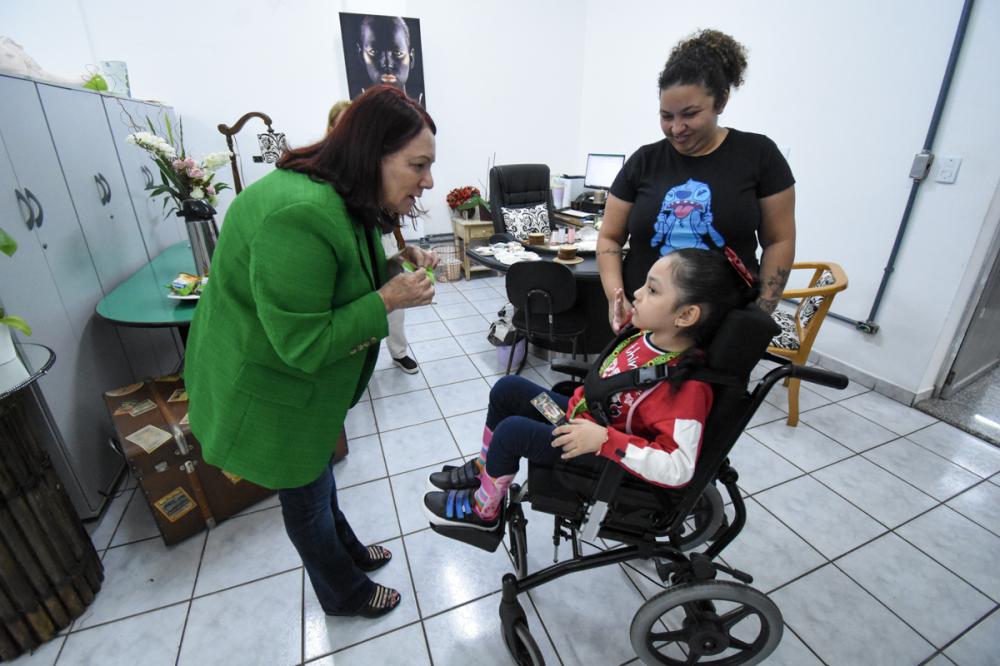 Fundo Social entrega cadeira de rodas adaptada