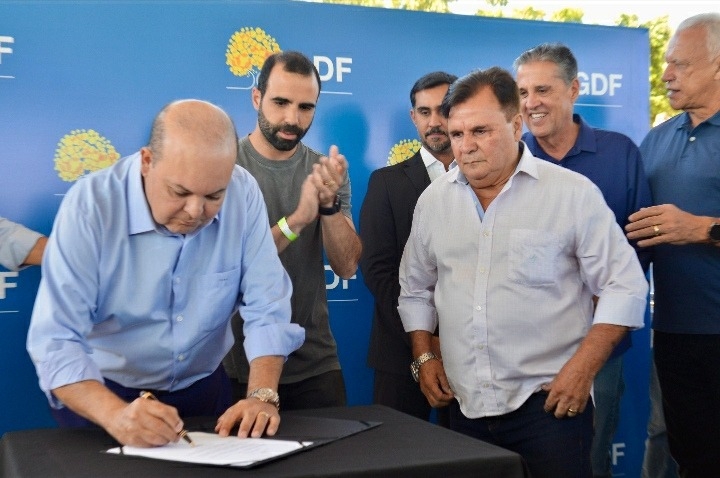 Caminhoneiros comemoraram com  investimento  de R$ 2,2 milhões destinados para criação de estacionamento para caminhões no SIA