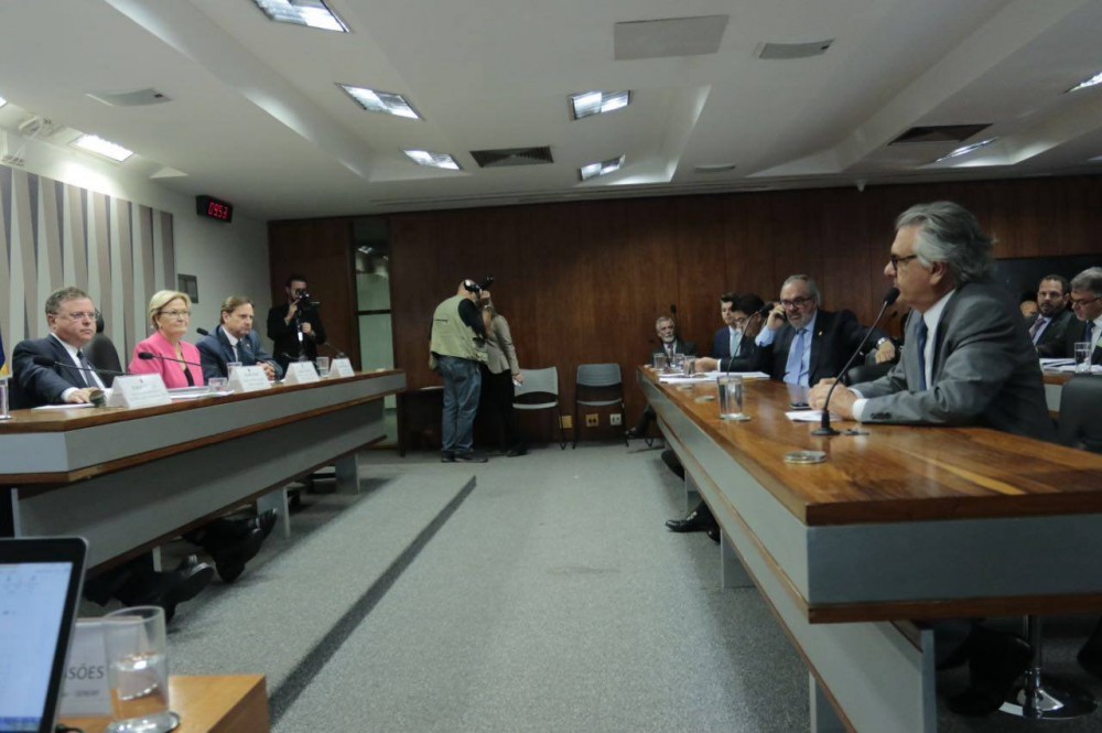 Brasília: Governo não pode taxar agricultura enquanto premia maus gestores, critica Caiado