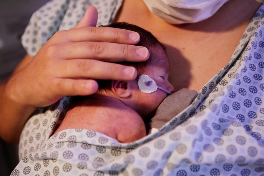 Novembro Roxo alerta para a importância do leite materno para o desenvolvimento dos prematuros