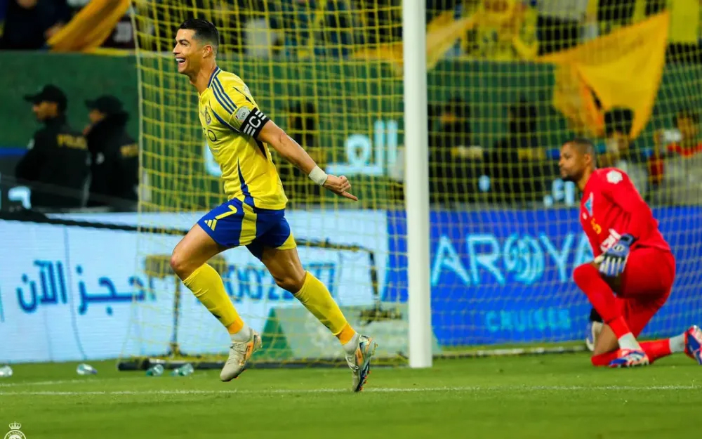 Cristiano Ronaldo, com muita garra, marca dois gols em busca do milésimo gol