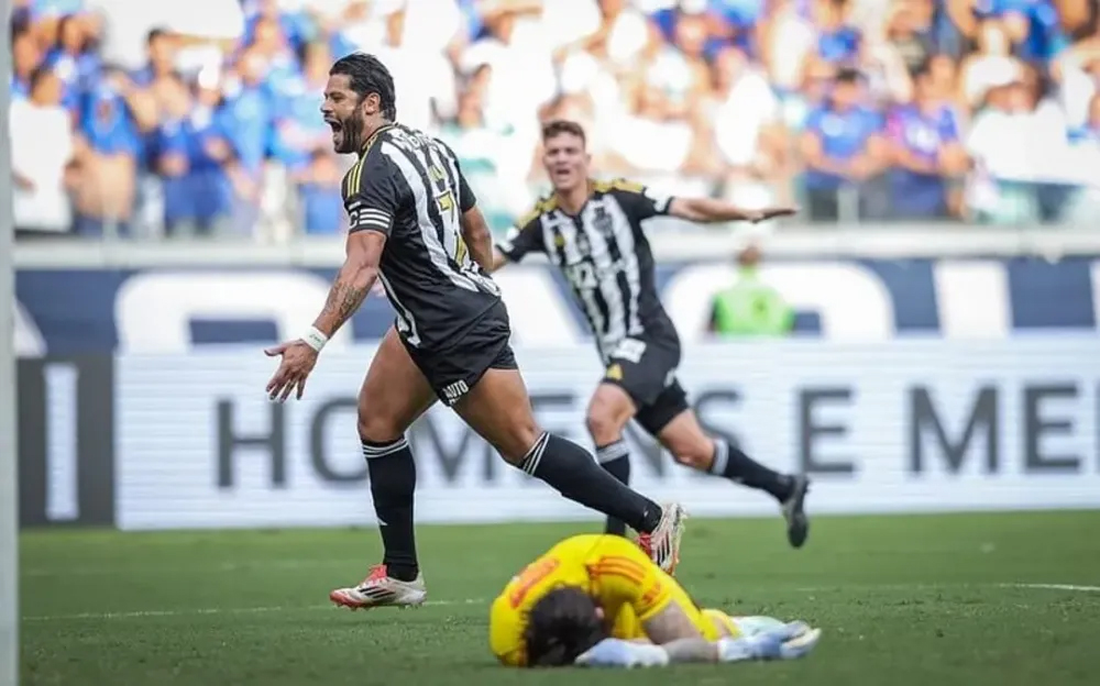 Hulk marca dois na vitória contra o Cruzeiro e Gabi é expulso