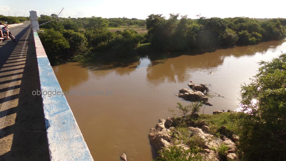 Rio Piancó perenizado pelas últimas chuvas caídas no Vale do Piancó neste mês de abril