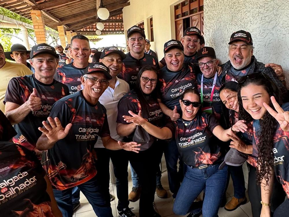 De cavalo e de foguete: Prefeito de Mogeiro recebe Efraim e Cícero durante evento