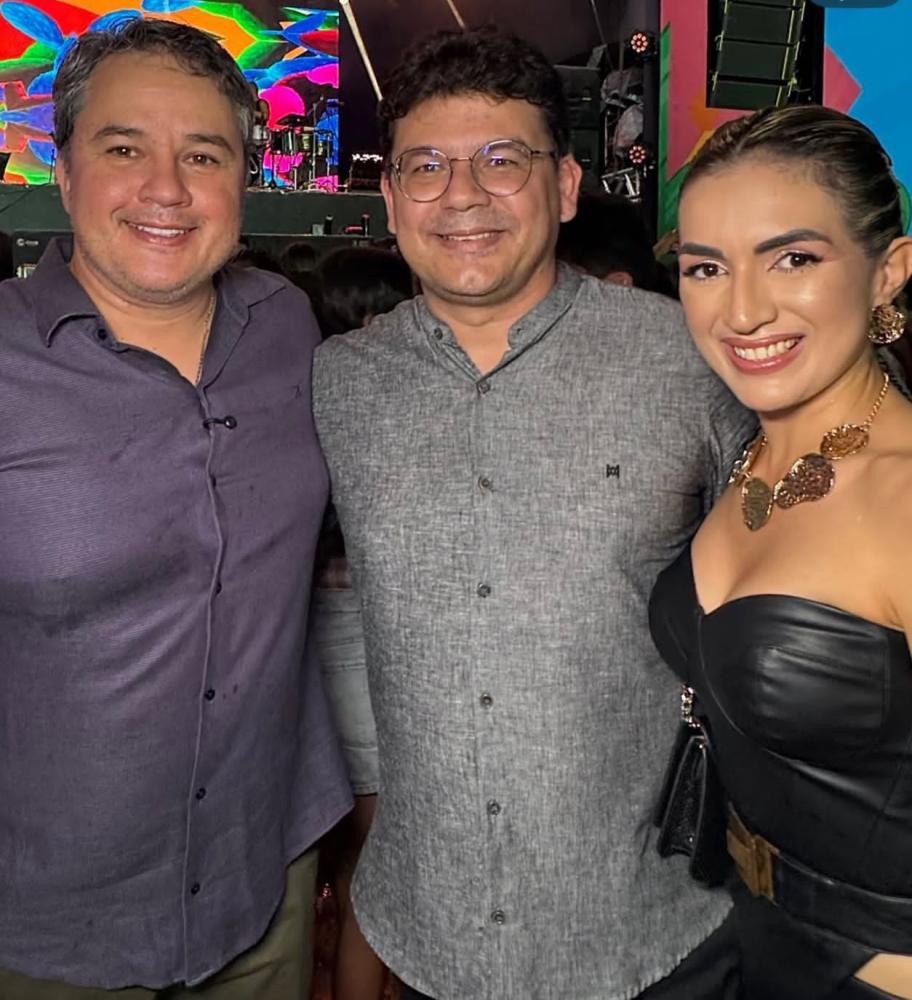 Efraim Filho prestigia São João de Santa Rita e recebe recado de Xand Avião para 2026