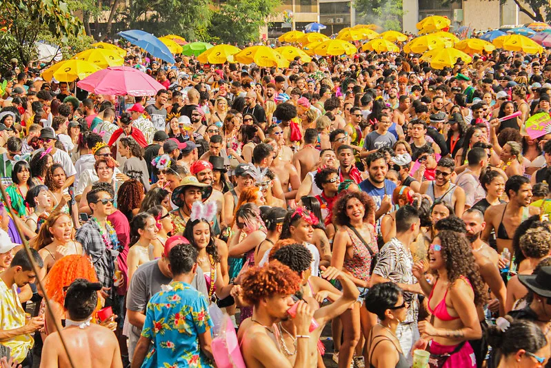 Fim de semana em Brasília vai da agitação do pré-carnaval à calmaria do cinema e leitura