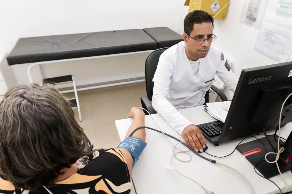 Médico medindo pressão> Foto: Ualisson Noronha/IgesDF