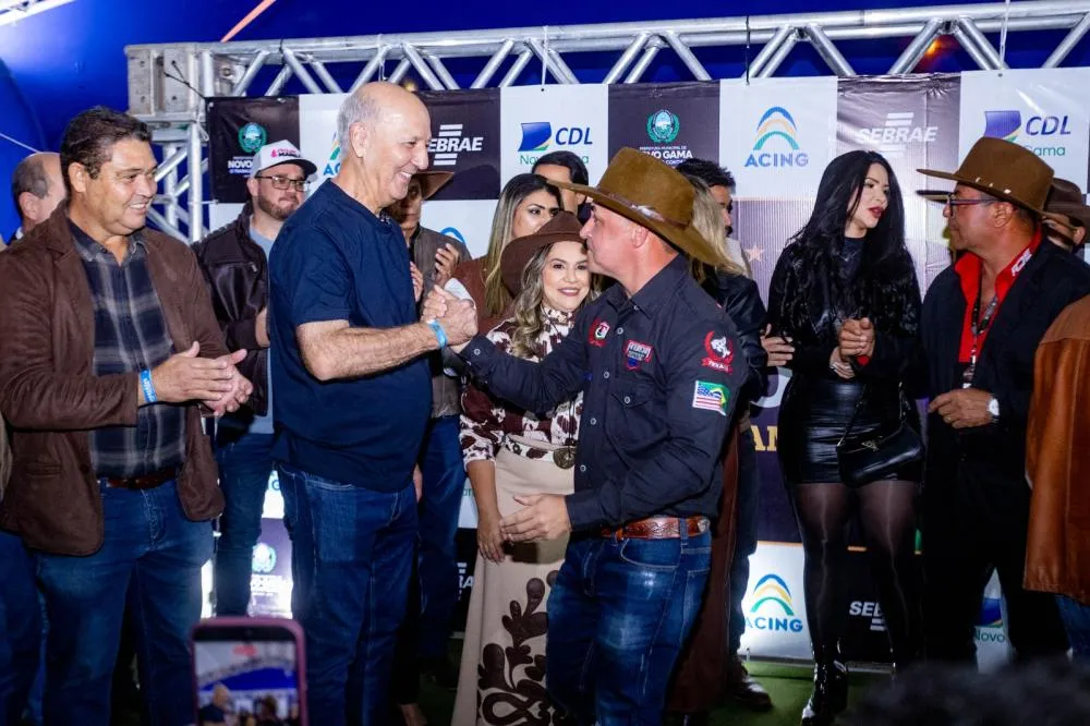 Arruda prestigia abertura do Rodeio Show em Novo Gama ao lado do prefeito e da primeira-dama Joscilene Mangão