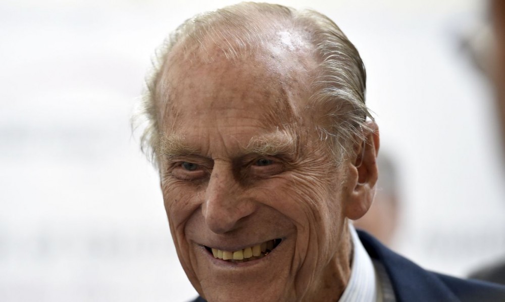 Com disparos de artilharia e flores, Reino Unido saúda príncipe Philip