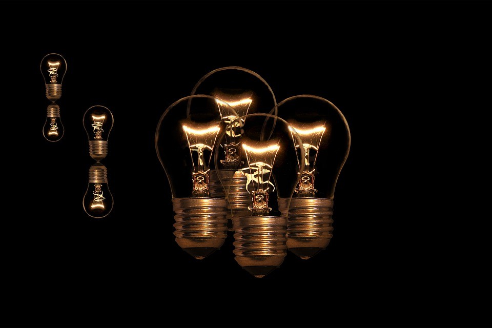 Brasil - A conta de luz deve aumentar em agosto: entenda as bandeiras tarifárias e a essencialidade do serviço