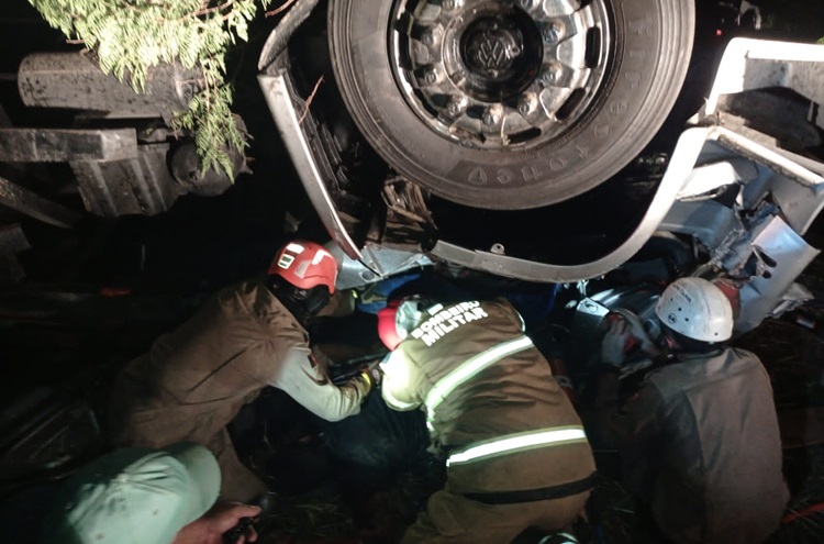 Caminhão capota e motorista morre, em rodovia do Sertão da Paraíba