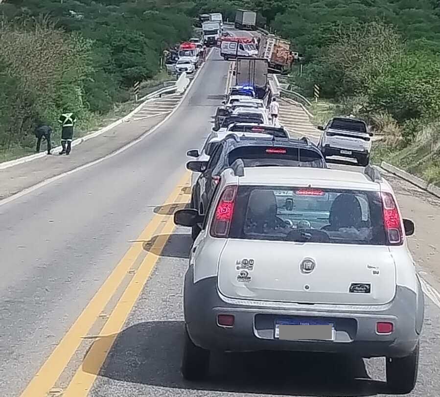 Grave acidente envolvendo caminhão e três carros é registrado na Serra de Santa Luzia; piancoense pode está entre os condutores de um veículo